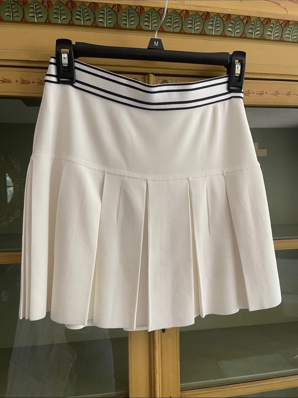 TORY BURCH Classic White Pleated Tennis Skirt with Navy Stripe Waistband - Picture 4 of 5